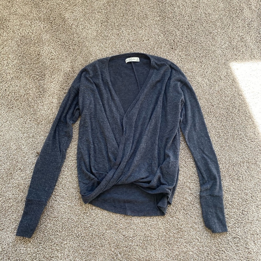 Front tie-knot, v-neck, long sleeved shirt